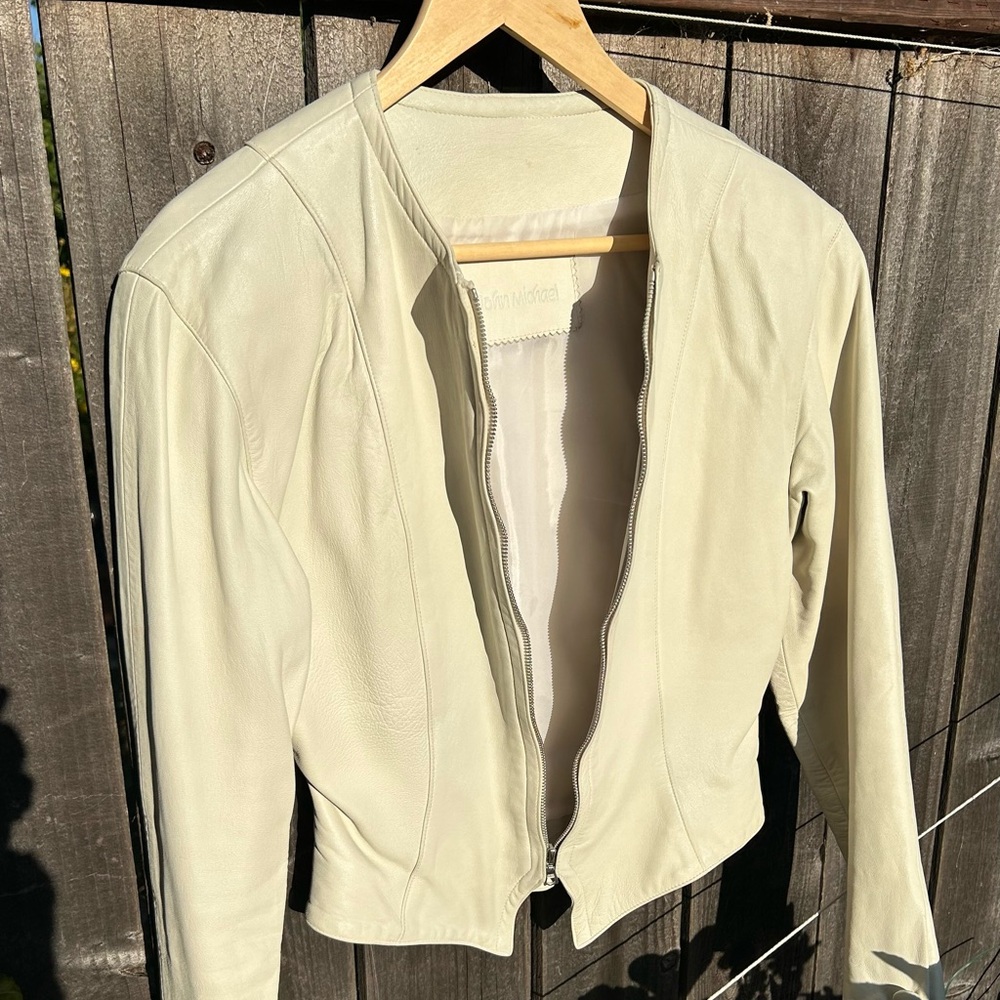 100% LEATHER JACKET size 6 Ecru zipper closure